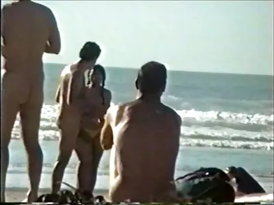 ഈ POV ശൈലിയിലുള്ള വീഡിയോയിൽ, ഒരു സുന്ദരിയായ സുന്ദരി ഇടിക്കുന്നത് നമുക്ക് കാണാം