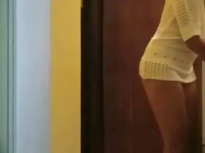 നീളം കുറഞ്ഞ മുടിയുള്ള കുഞ്ഞിന് അവളുടെ വായിലും പൂഴിയിലും വലിയ ഡോങ് ലഭിക്കുന്നു