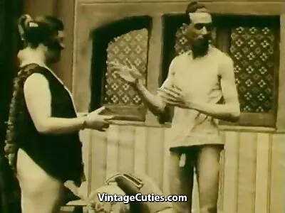 വെള്ളക്കോഴിയെ ആരാധിക്കുന്ന മുഷിഞ്ഞ വിരലുകളുള്ള എബോണി മിൻക്സ്