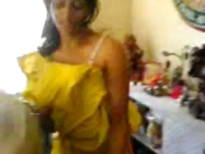 കാമുകി സ്വയംഭോഗം ചെയ്യുന്നതായി ലവ്‌ലേസ് കണ്ടെത്തുകയും അവളെ ഫുട്‌ജോബ് നൽകുകയും ചെയ്യുന്നു
