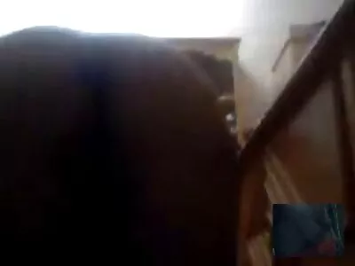 സുന്ദരമായ ഇളം തൊലിയുള്ള ഇളം കുട്ടീ, രണ്ടാനച്ഛൻ മുഖാമുഖം
