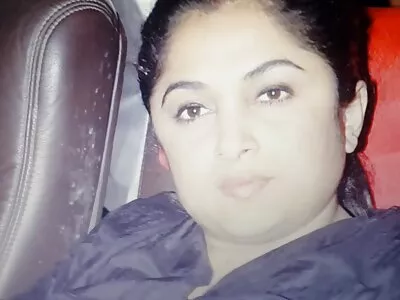 അനൽ വിദഗ്‌ദ്ധന്റെ കോഴി മുറുകെ പിടിച്ചിരിക്കുന്ന സുന്ദരിയായ സുന്ദരി