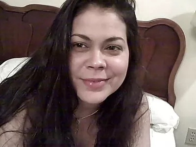 പെൺകുട്ടിയും തിരക്കേറിയ MILF-ഉം ജിമ്മിൽ ലൈംഗിക ബന്ധത്തിൽ ഏർപ്പെടുന്നതിന്റെ ലെസ്ബിയൻ വീഡിയോ