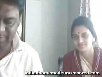 രണ്ട് കോഴി വിശക്കുന്ന സ്ത്രീകളുമൊത്തുള്ള മികച്ച ത്രീസോം