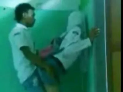 ബേബിസിറ്റർ തന്റെ ഡാഡി കോഴി അപ്രതിരോധ്യമാണെന്ന് കണ്ടെത്തുന്നു