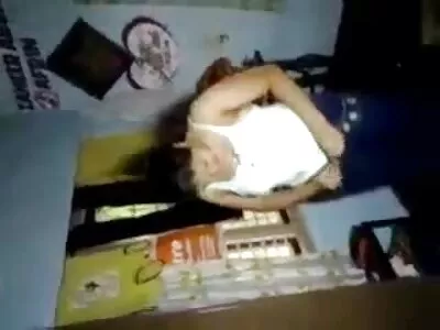 PAWG കൗമാരക്കാരിയായ കോഴിക്കുഞ്ഞ് അവളുടെ ഇറുകിയ നിതംബം POV-ൽ പരിശോധിക്കുന്നു