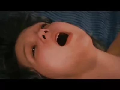 കൗമാരക്കാരൻ അടുക്കള മേശയിൽ മുട്ടുന്നു