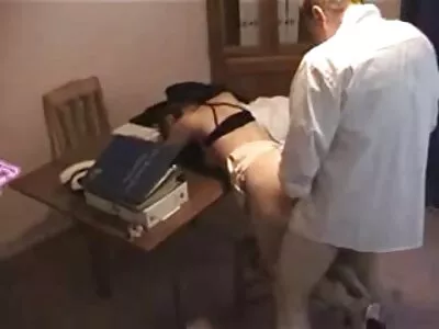 മിഷേൽ മാർട്ടിനെസ് ചുവന്ന വസ്ത്രം ധരിക്കുന്നു