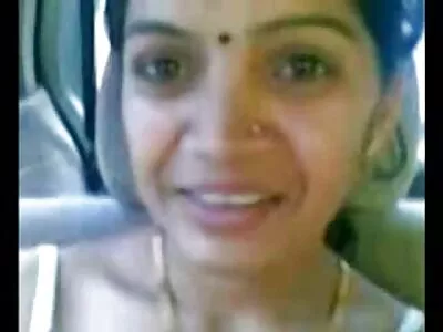 അമച്വർ ബ്രൂണറ്റ് തന്റെ റാണ്ടി ആൺകുട്ടിക്ക് വാക്കാലുള്ള ആനന്ദം നൽകാൻ ഇഷ്ടപ്പെടുന്നു