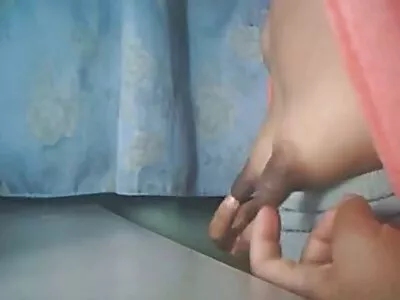 ബ്രൂസർ നിസ്സഹായനായ കോഴിക്കുഞ്ഞിനെ അവളുടെ പൂറ്റിലേക്ക് വലിച്ചുനീട്ടുന്നു