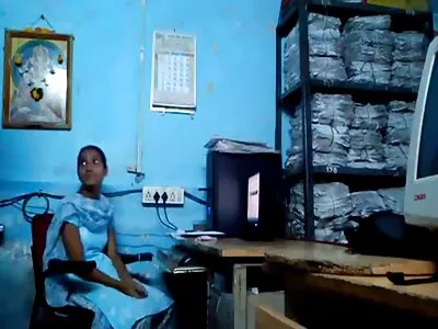 MILF കൊമ്പുള്ളവളാണ്, അവൾ അവളുടെ പൂറ്റിൽ ഒരു ഞെരുക്കമുള്ള ആളാൽ നക്കുന്നുണ്ട്