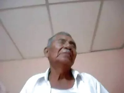 അവളുടെ വലിയ വൃത്താകൃതിയിലുള്ള നിതംബം അവന്റെ വടിയിൽ കുതിക്കുമ്പോൾ അതിശയകരമായി തോന്നുന്നു