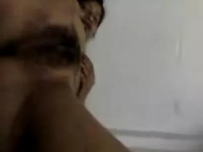 Slutty MILF കാട്ടു മുലകുടിക്കുന്ന കോഴിയെ കിട്ടുകയും അതിൽ പുസിയെ കുത്തിക്കീറുകയും ചെയ്യുന്നു