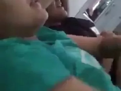 ബ്രൂണറ്റ് ലാറ്റിന ഹോട്ടി അവളുടെ രോമമുള്ള മഫ് അടിച്ചു