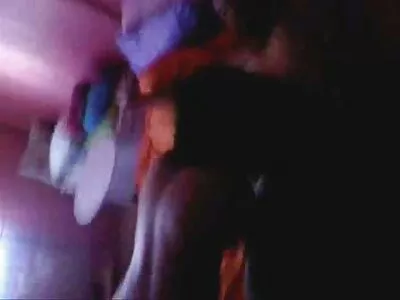 ഇഞ്ചി കൂഗർ ചൂടിലാണ്, അവൾ ചെറുപ്പക്കാരും നന്നായി തൂങ്ങിക്കിടക്കുന്ന ആൺകുട്ടികളുമാണ് ഇഷ്ടപ്പെടുന്നത്